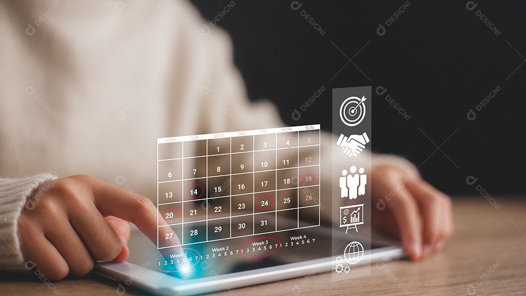 Mão de empresário mechendo em ipad com tecnologia avançada sobre fundo desfocado