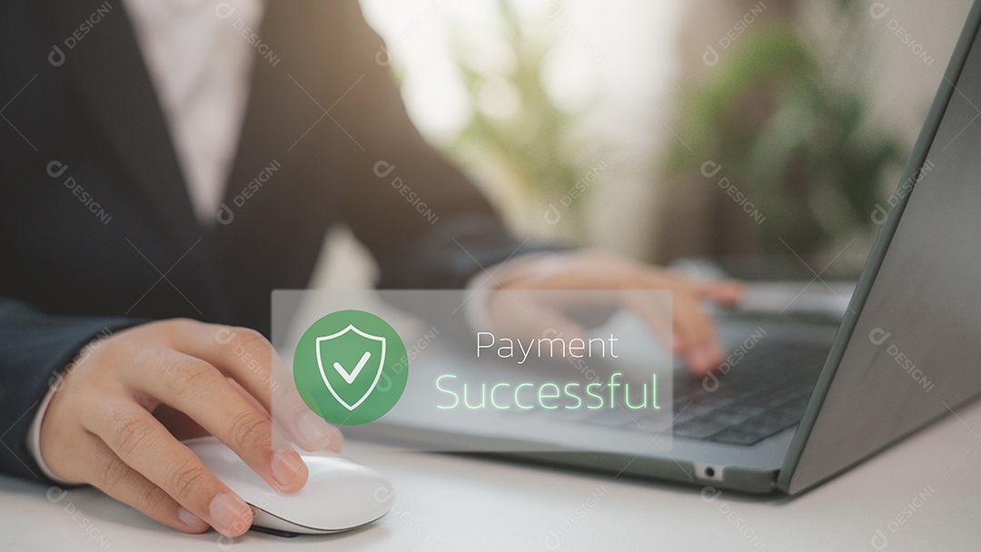 Mão de empresário mechendo em leptop com tecnologia avançada sobre fundo desfocado