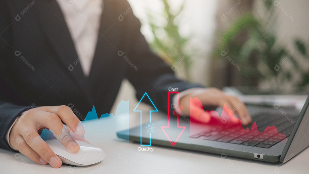 Mão de empresário mechendo em leptop com tecnologia avançada sobre fundo desfocado