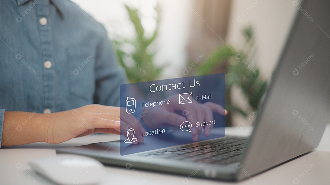 Mão de empresário mechendo em leptop com tecnologia avançada sobre fundo desfocado