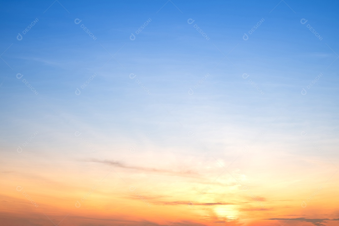 O nascer do sol é decorado com nuvens em vários formatos