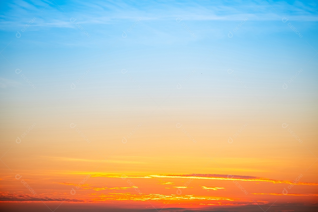 O nascer do sol é decorado com nuvens em vários formatos