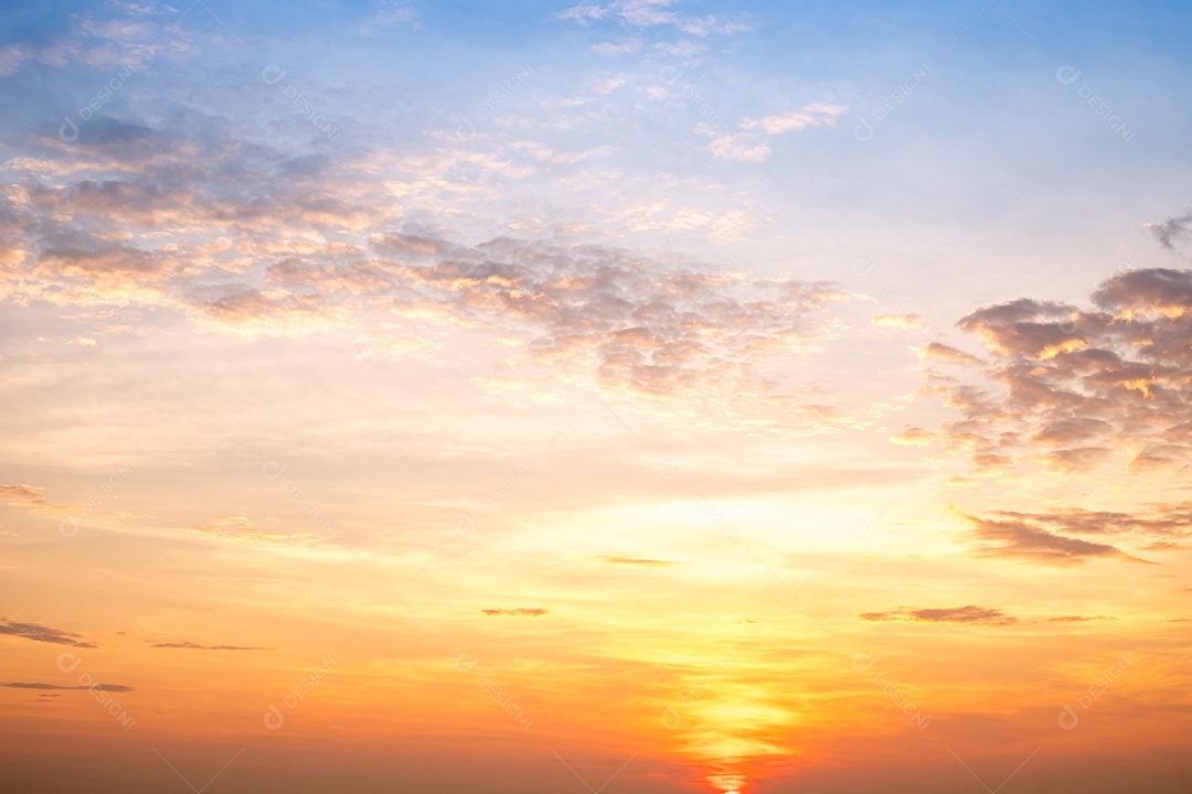 O nascer do sol é decorado com nuvens em vários formatos