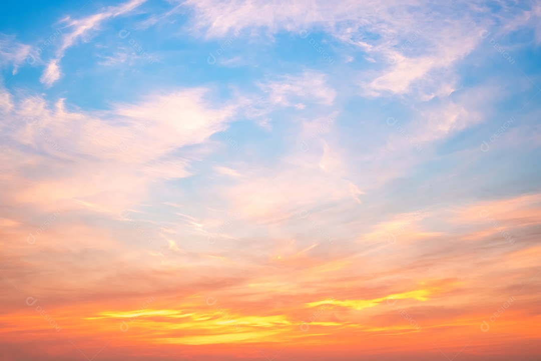 O nascer do sol é decorado com nuvens em vários formatos