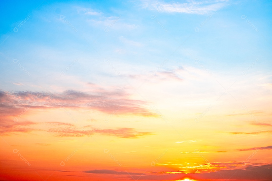 O nascer do sol é decorado com nuvens em vários formatos