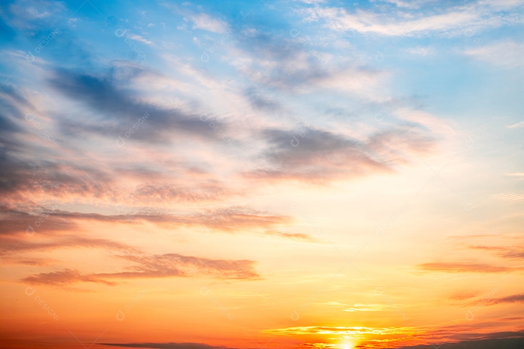 O nascer do sol é decorado com nuvens em vários formatos