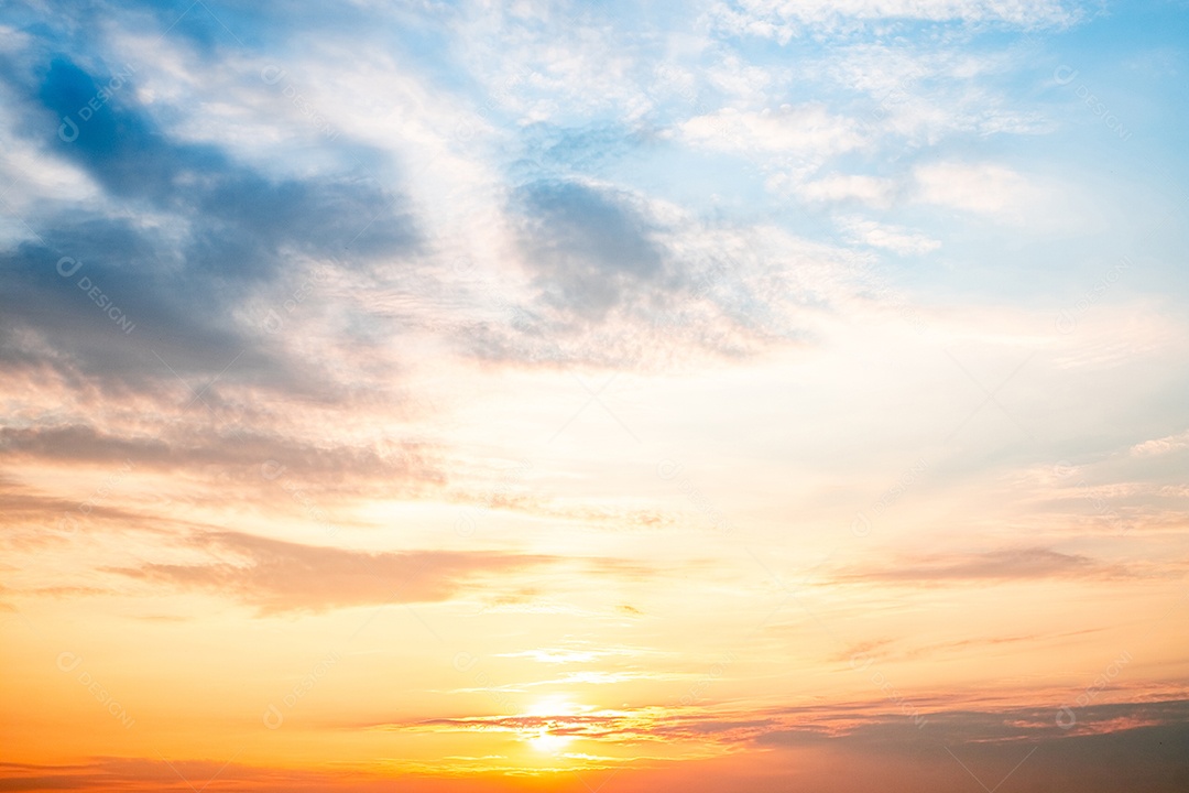 O nascer do sol é decorado com nuvens em vários formatos