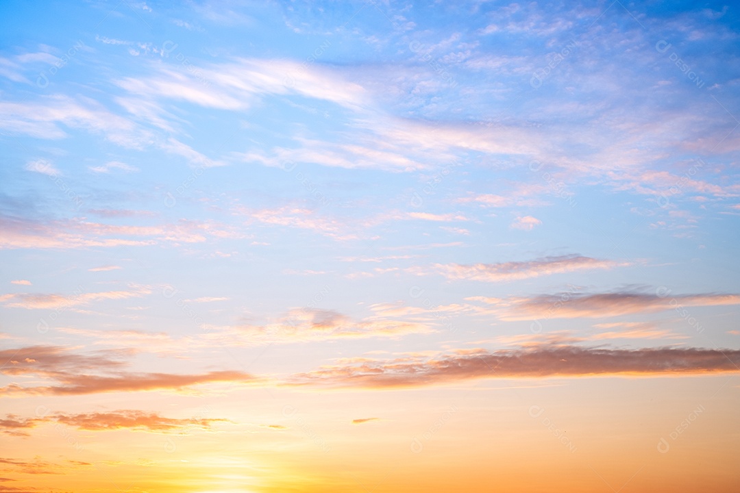 O nascer do sol é decorado com nuvens em vários formatos
