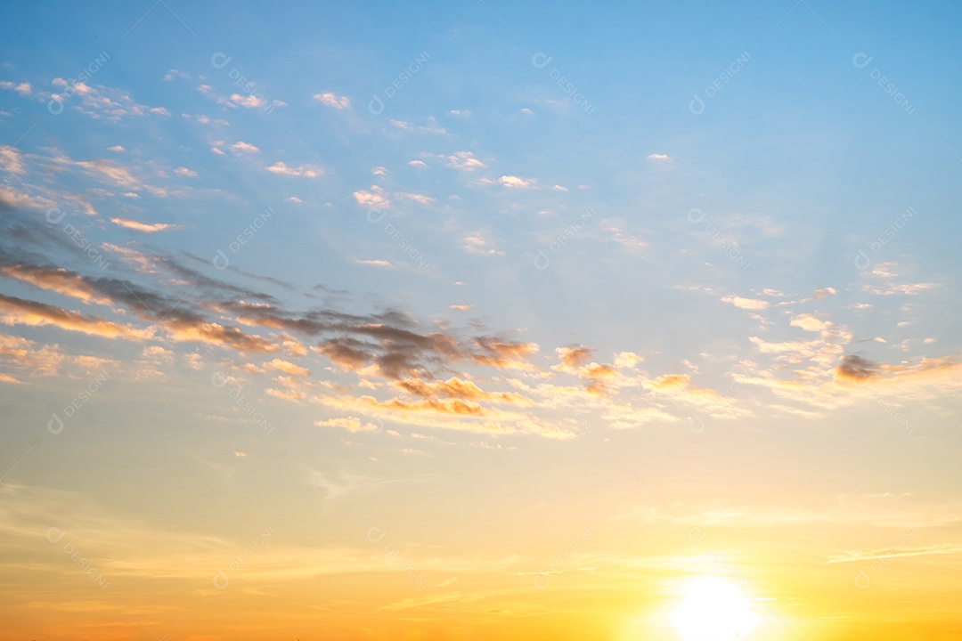O nascer do sol é decorado com nuvens em vários formatos