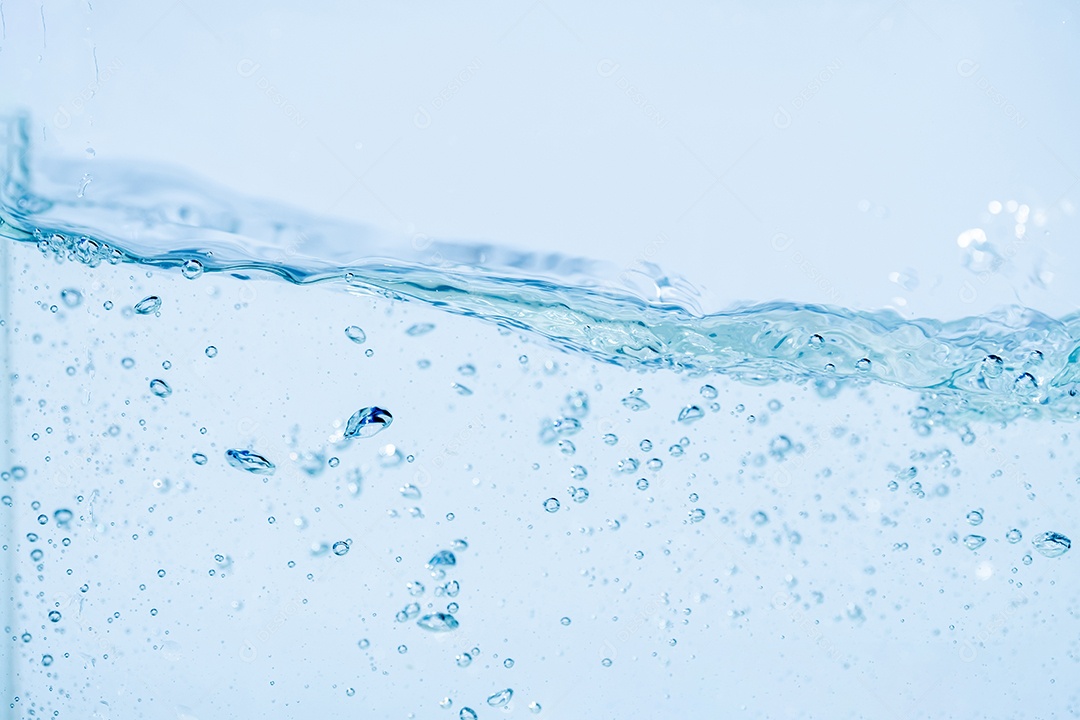 Respingos de água isolados no fundo branco