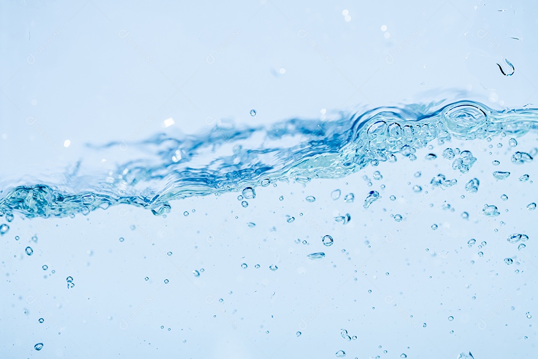 Respingos de água isolados no fundo branco