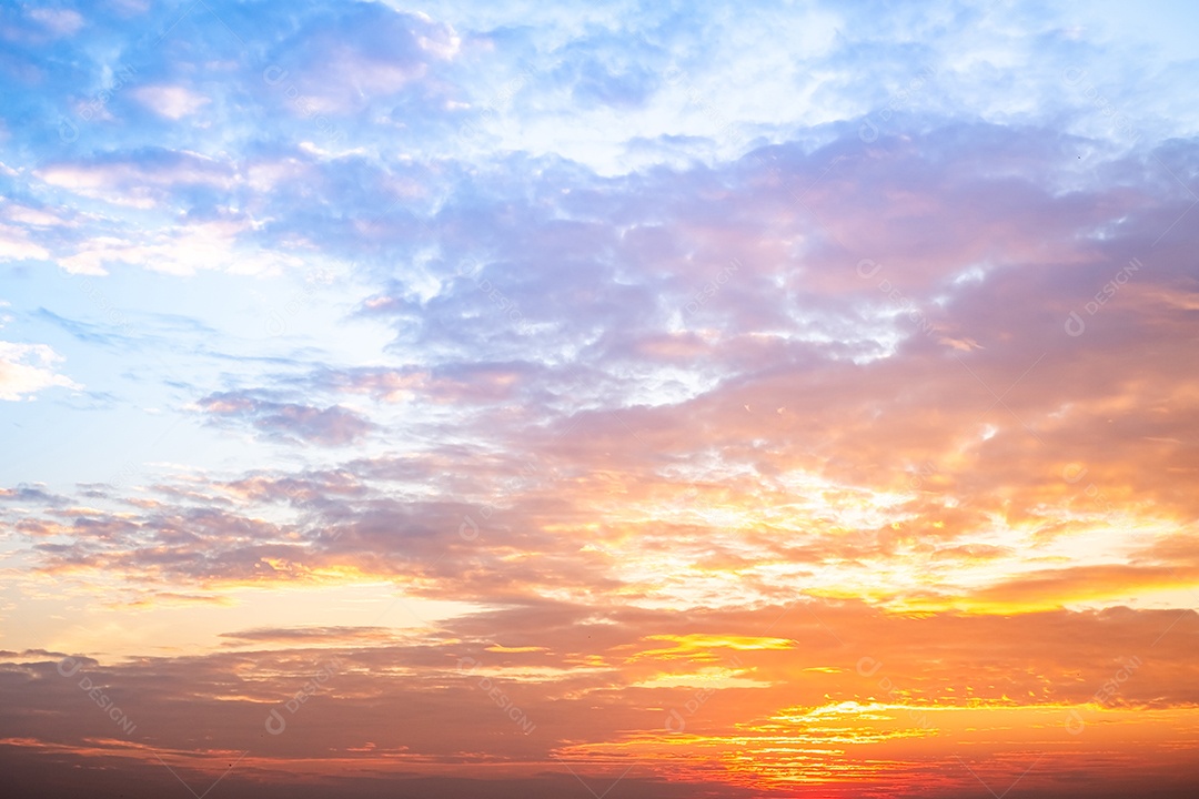 O nascer do sol é decorado com nuvens em vários formatos
