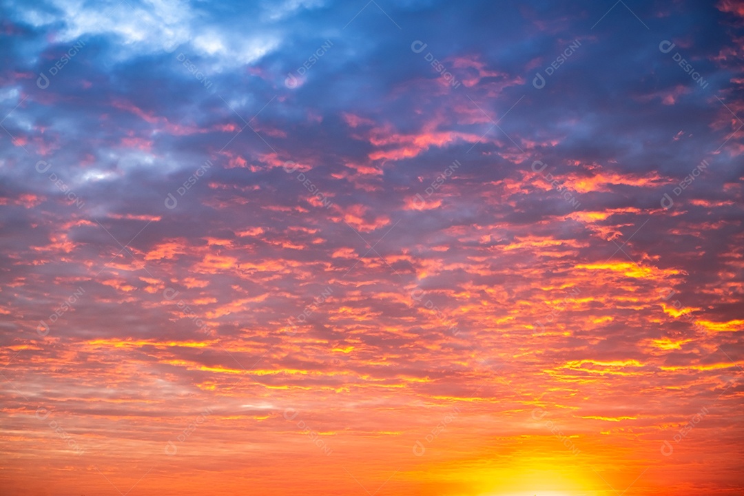 O nascer do sol é decorado com nuvens em vários formatos