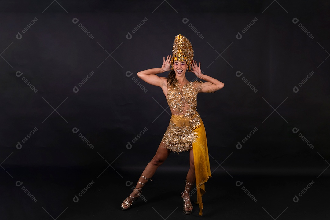 Linda mulher fantasiada sorridente sobre fundo isolado