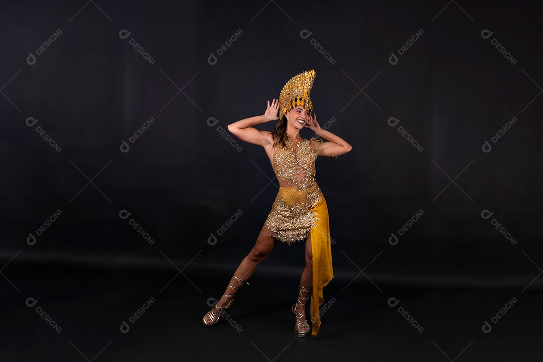 Linda mulher fantasiada sorridente sobre fundo isolado