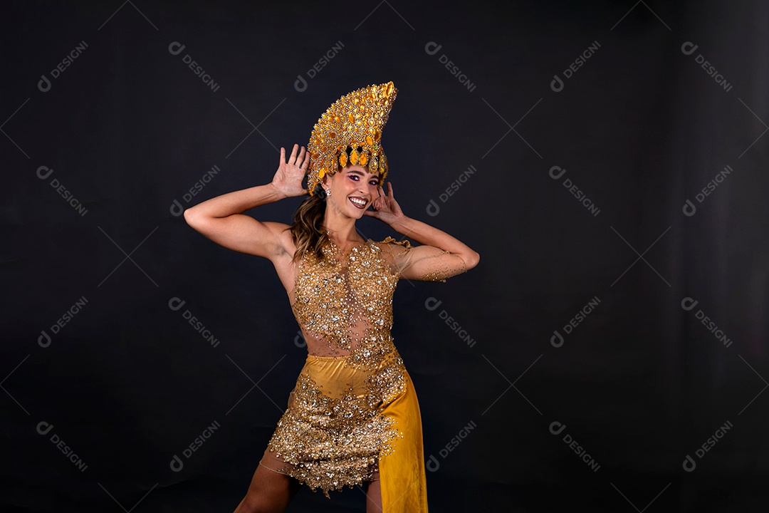 Linda mulher fantasiada sorridente sobre fundo isolado