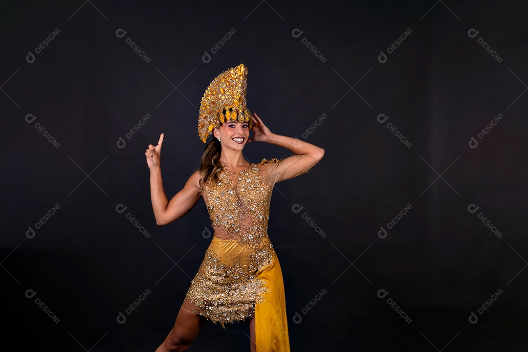 Linda mulher fantasiada sorridente sobre fundo isolado