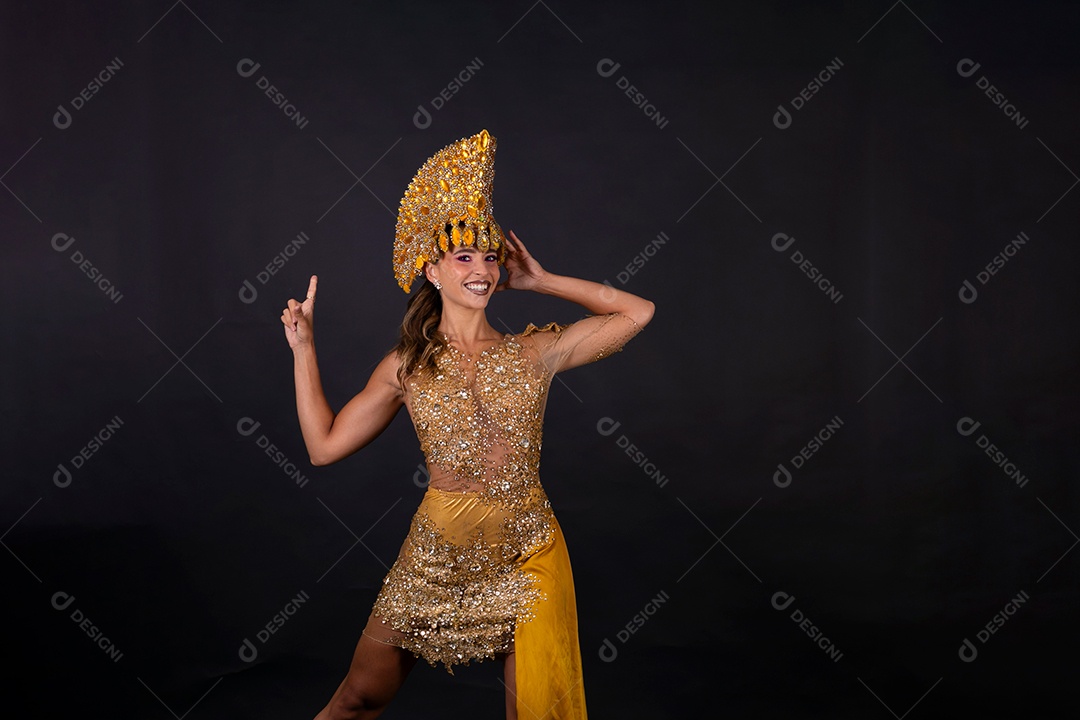 Linda mulher fantasiada sorridente sobre fundo isolado