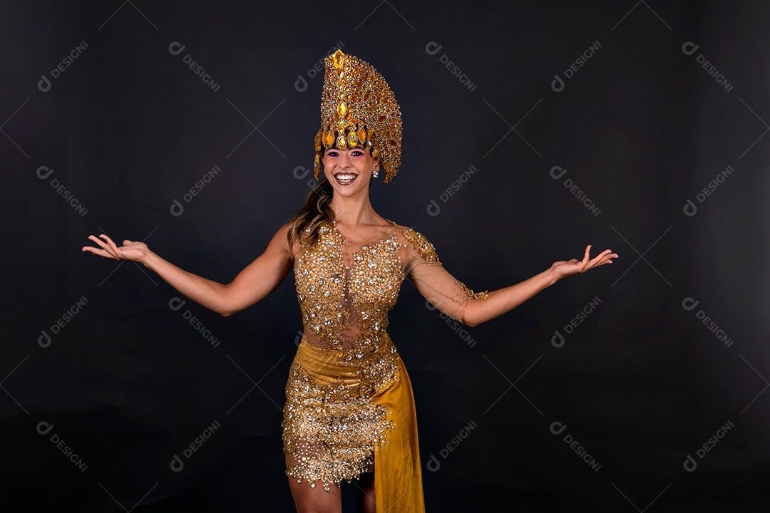 Linda mulher fantasiada sorridente sobre fundo isolado