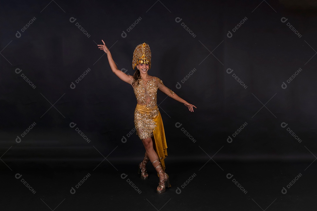 Linda mulher fantasiada sorridente sobre fundo isolado