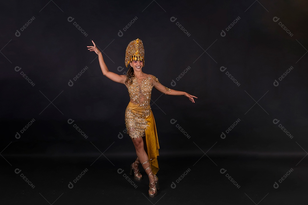 Linda mulher fantasiada sorridente sobre fundo isolado