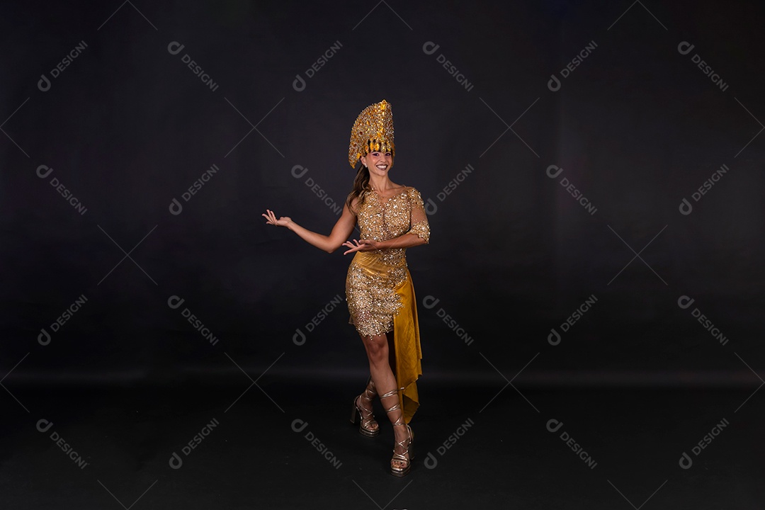 Linda mulher fantasiada sorridente sobre fundo isolado