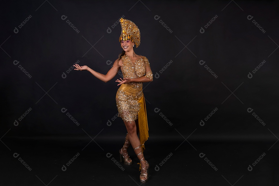 Linda mulher fantasiada sorridente sobre fundo isolado