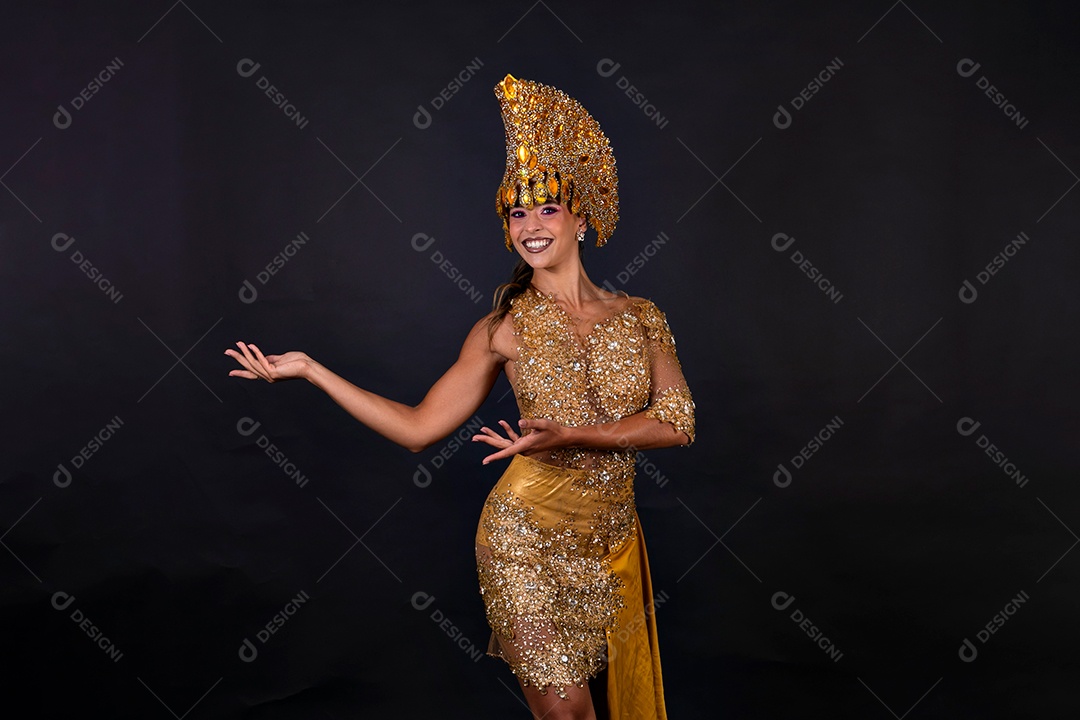 Linda mulher fantasiada sorridente sobre fundo isolado