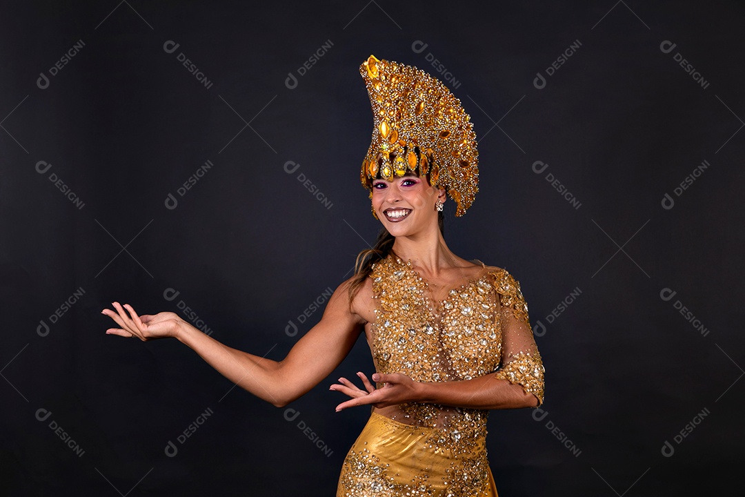 Linda mulher fantasiada sorridente sobre fundo isolado