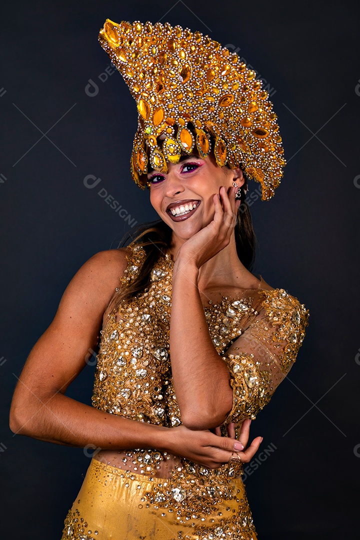 Linda mulher fantasiada sorridente sobre fundo isolado