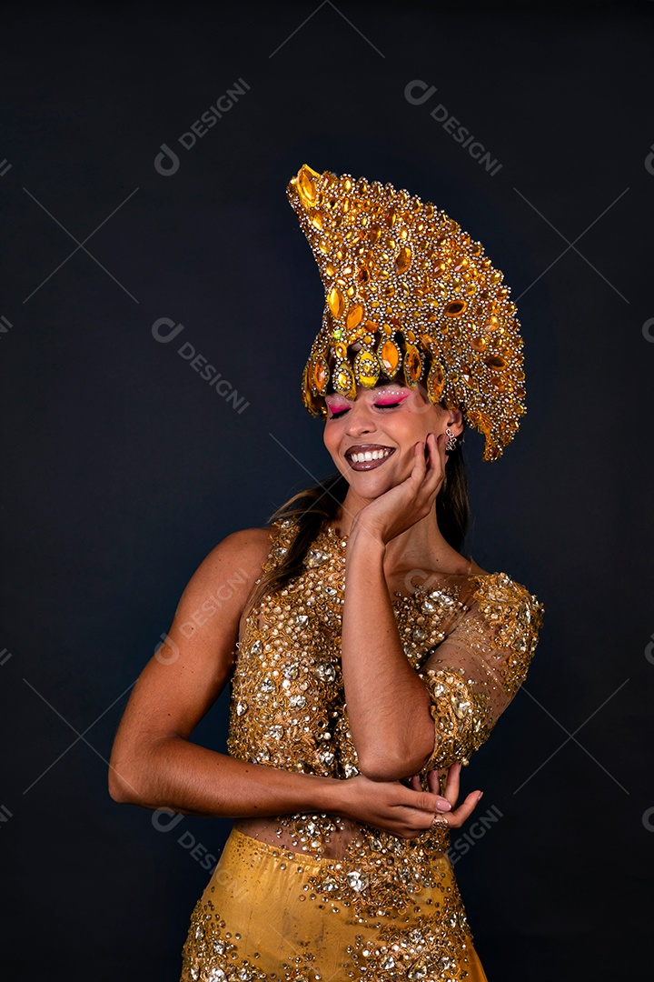 Linda mulher fantasiada sorridente sobre fundo isolado