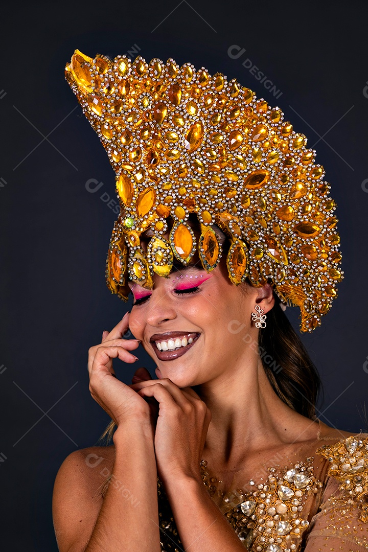 Linda mulher fantasiada sorridente sobre fundo isolado