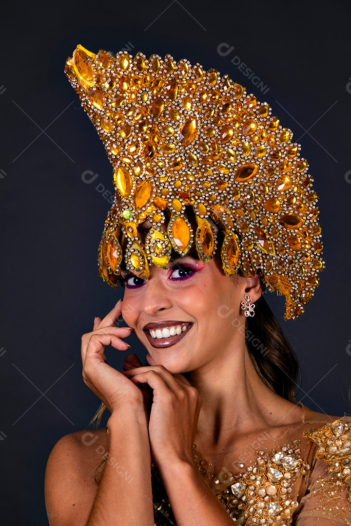 Linda mulher fantasiada sorridente sobre fundo isolado