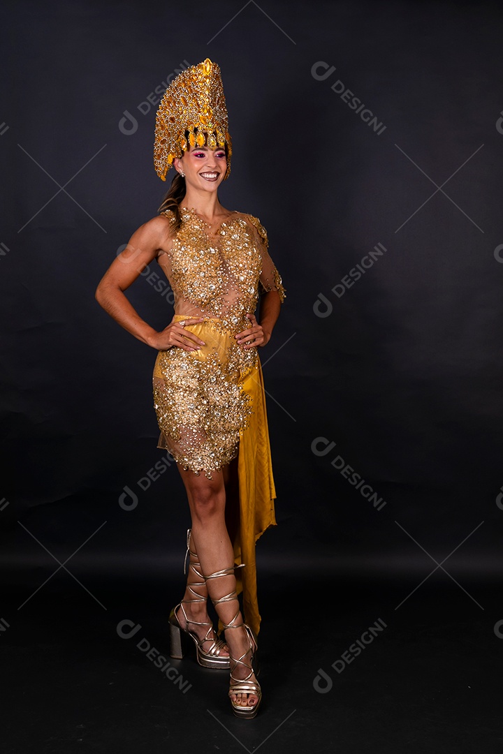 Linda mulher fantasiada sorridente sobre fundo isolado