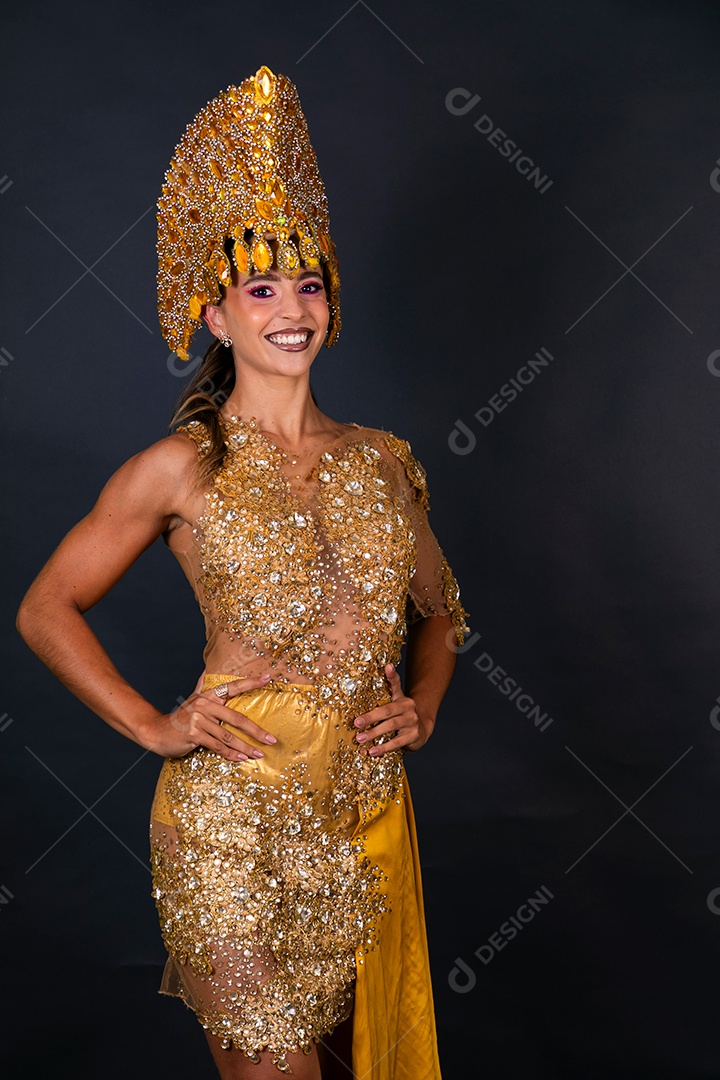 Linda mulher fantasiada sorridente sobre fundo isolado