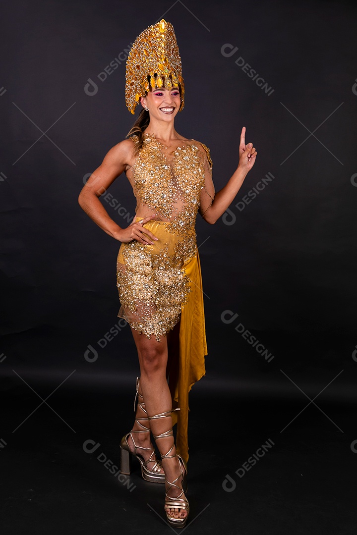 Linda mulher fantasiada sorridente sobre fundo isolado