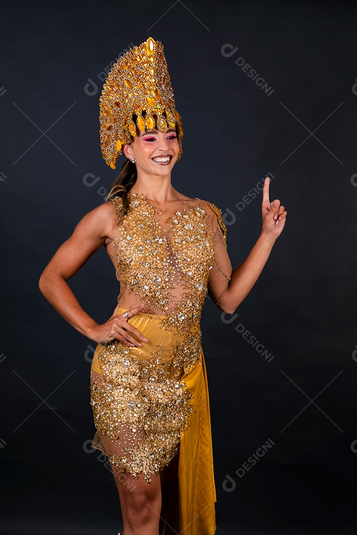 Linda mulher fantasiada sorridente sobre fundo isolado