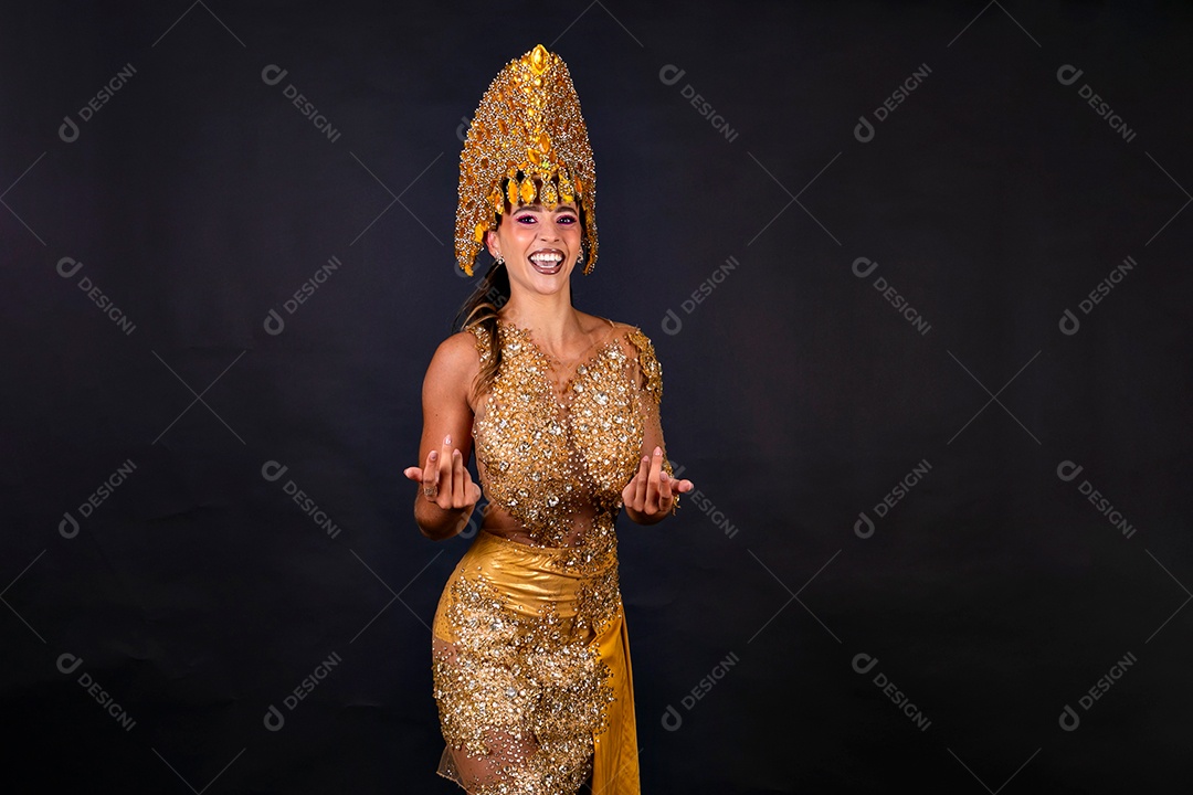 Linda mulher fantasiada sorridente sobre fundo isolado