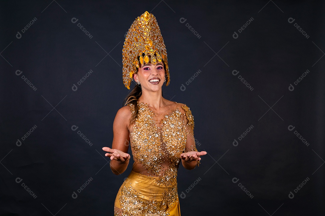 Linda mulher fantasiada sorridente sobre fundo isolado