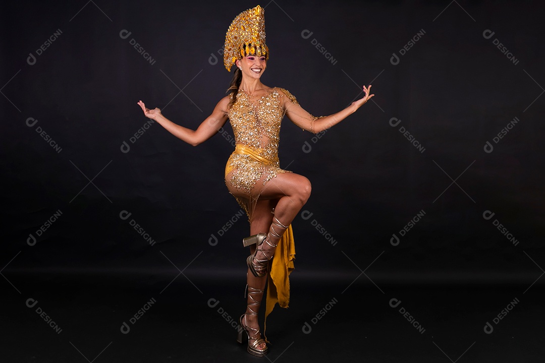 Linda mulher fantasiada sorridente sobre fundo isolado