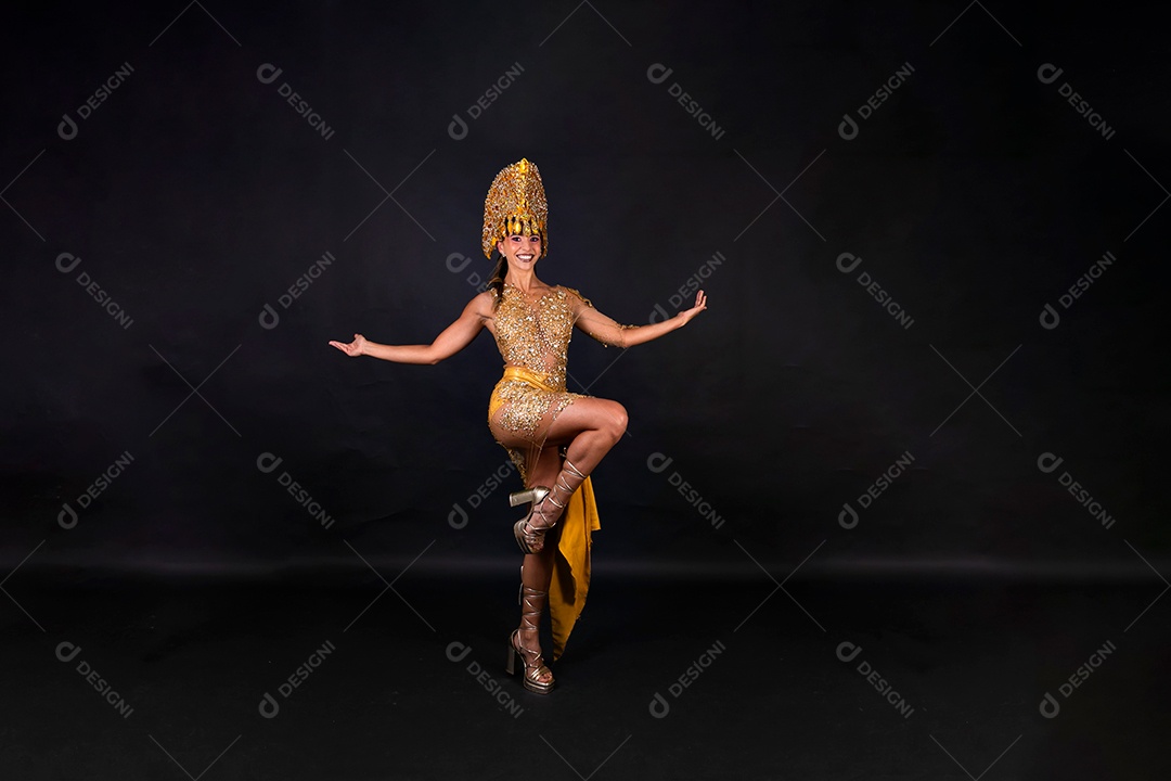 Linda mulher fantasiada sorridente sobre fundo isolado