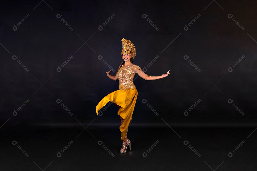 Linda mulher fantasiada sorridente sobre fundo isolado