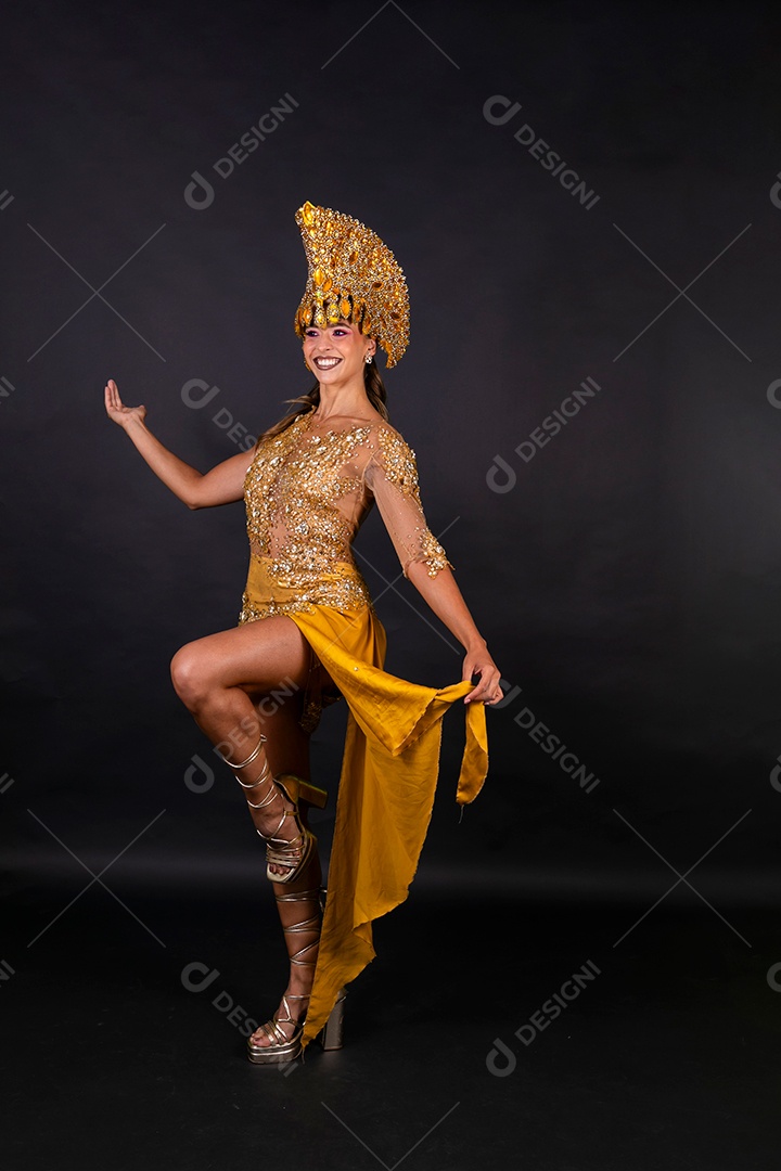 Linda mulher fantasiada sorridente sobre fundo isolado