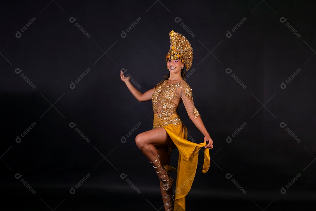 Linda mulher fantasiada sorridente sobre fundo isolado