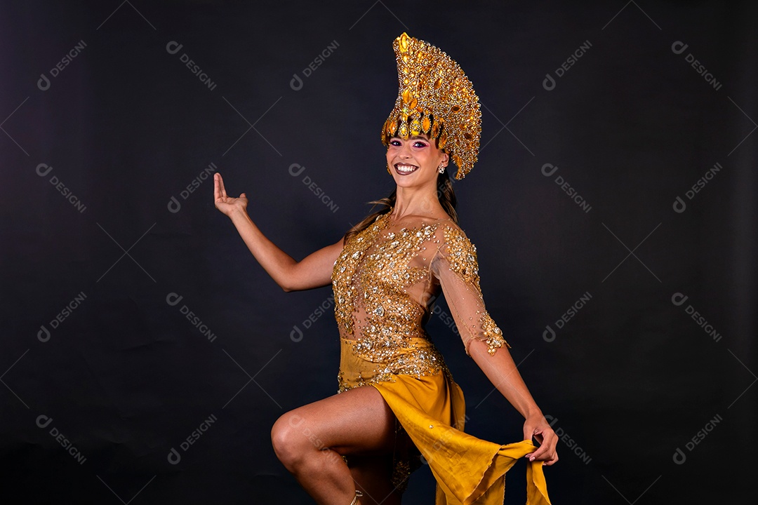 Linda mulher fantasiada sorridente sobre fundo isolado