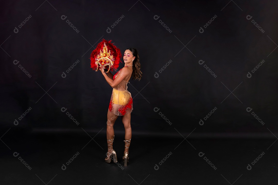 Linda mulher fantasiada sorridente sobre fundo isolado