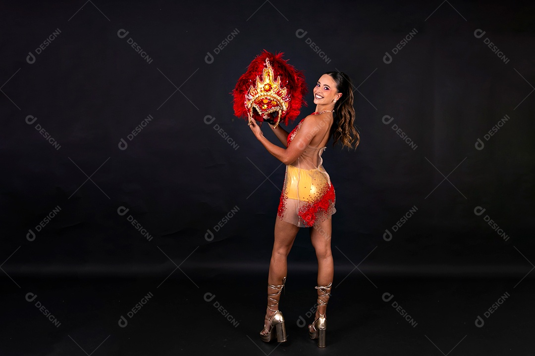 Linda mulher fantasiada sorridente sobre fundo isolado