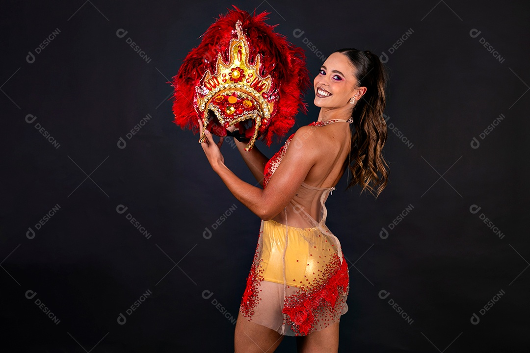 Linda mulher fantasiada sorridente sobre fundo isolado