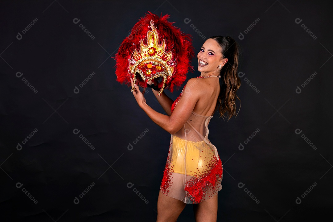 Linda mulher fantasiada sorridente sobre fundo isolado