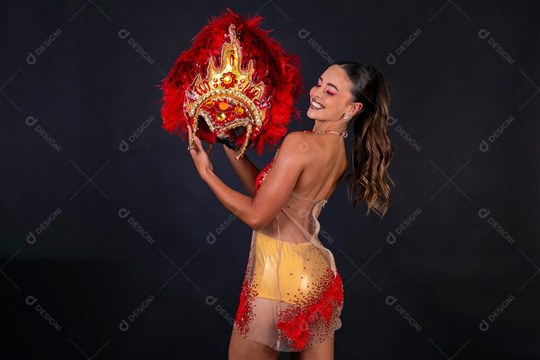 Linda mulher fantasiada sorridente sobre fundo isolado